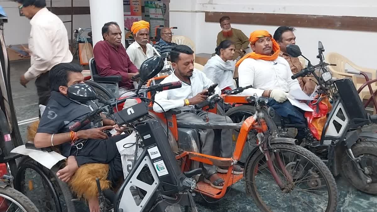 जबलपुर में 23 हजार दिव्यांग पेंशनधारियों का प्रदर्शन, ई-केवाईसी और लेट पेमेंट को लेकर प्रशासन पर उठाए सवाल