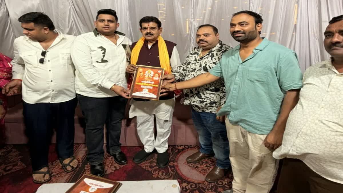 इंदौर में राजवंश संस्था का अनोखा रिकॉर्ड, नवरात्रि में बांटी हजारों किलो साबूदाना खिचड़ी, गिनीज बुक के लिए करेंगे आवेदन