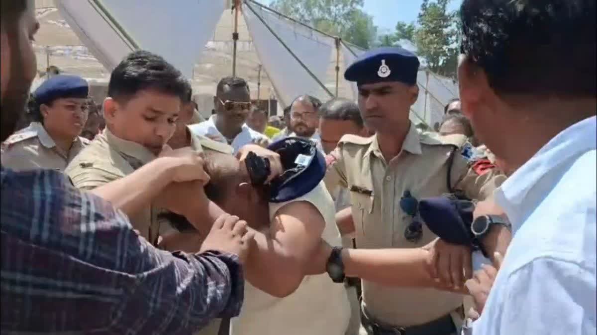 सेवा संकल्प दिवस के लाइव प्रसारण के दौरान बवाल, पुलिस ने मानसिक रूप से कमजोर बताए जा रहे युवक को पकड़ा