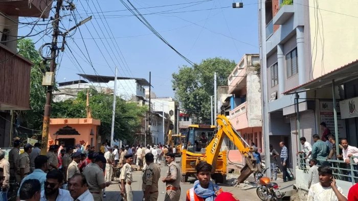 अतिक्रमण हटाने के अभियान पर मचा बवाल, भूस्वामी और स्थानीय लोगों ने उठाए सवाल