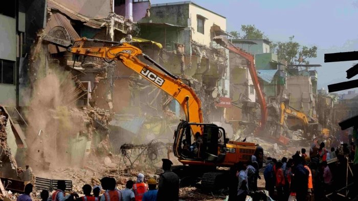 हाईकोर्ट से याचिका खारिज होने के बाद पांच मंजिला इमारत पर चली कार्रवाई, भारी पुलिस बल रहा तैनात