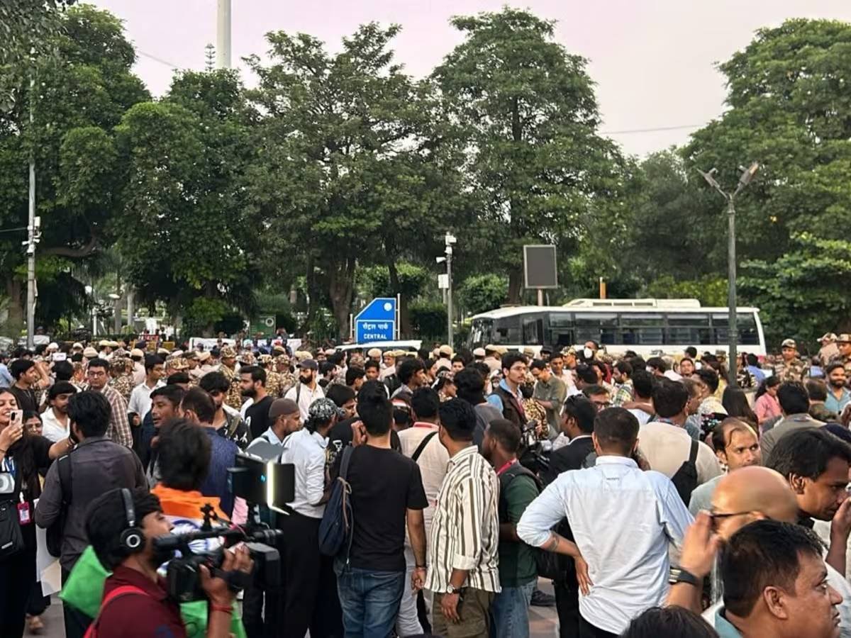 कनॉट प्लेस में आमने-सामने आए सरकार के समर्थक और विरोधी, मुख्य चुनाव आयुक्त के इस्तीफे की मांग को लेकर हंगामा