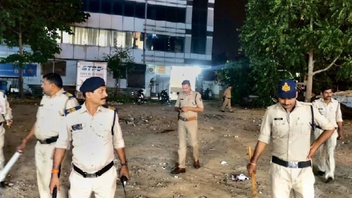 सिटी सेंटर इलाके की सड़कों पर उतरी महिला पुलिस, कोचिंग के बाहर मनचलों को खदेड़ा और शराबियों को दबोचा
