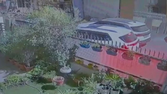 एसयूवी से आए चोरों ने लॉक तोड़कर उड़ाई डॉक्टर एके जैन की कार, पुलिस गश्त पर उठे सवाल