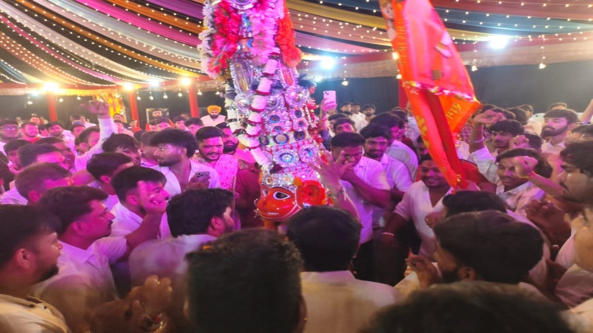 हरियाणा के पानीपत की तर्ज पर बालाघाट में अनोखा दशहरा, 40 किलो वजनी मुकुट और कठिन साधना की परंपरा