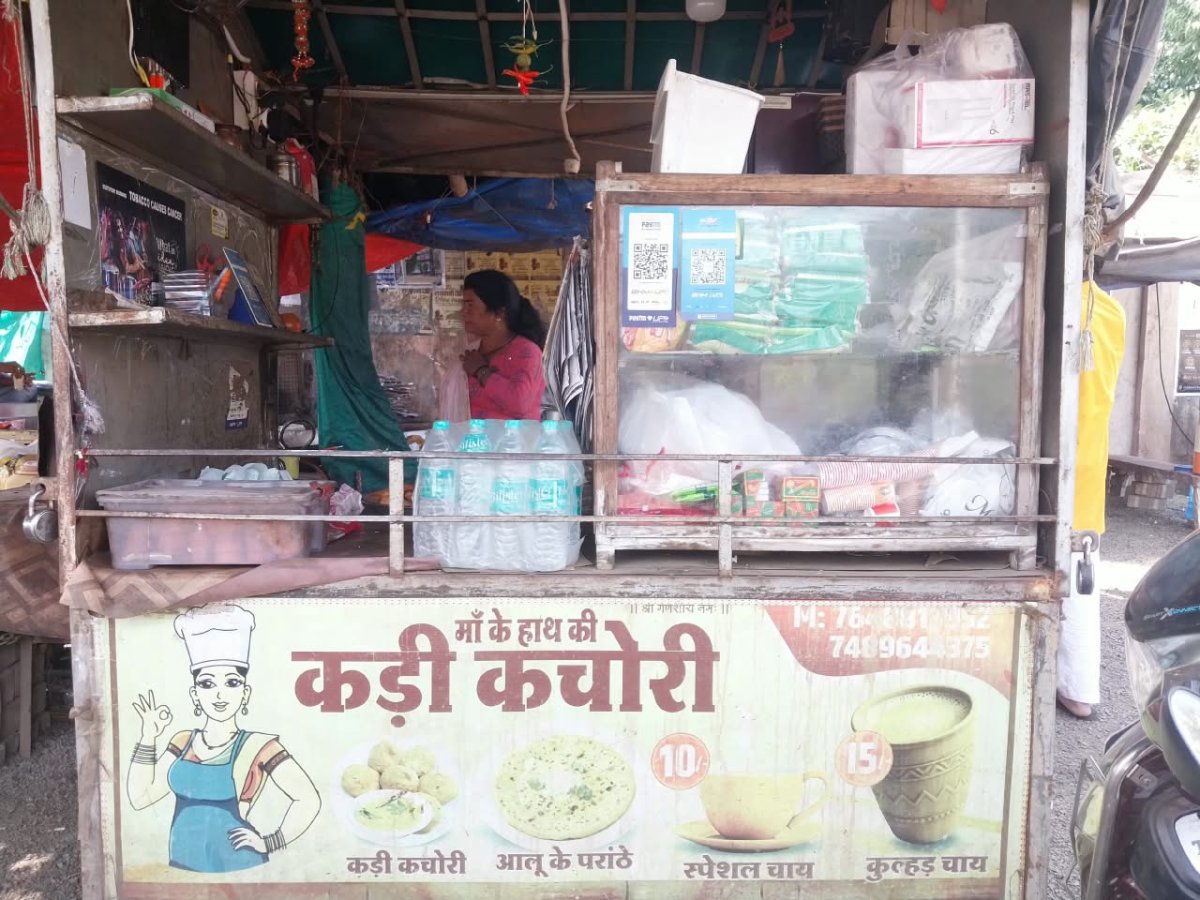 एक मिनट के लिए भी बंद नहीं होती कड़ाही, भुख्खड़ बडी के वीडियो ने रातों-रात ऐसे चमकाई महिला की तकदीर