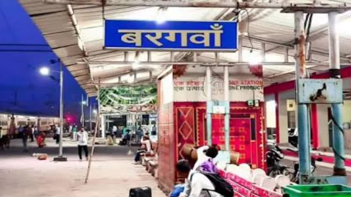 बरगवां रेलवे स्टेशन पर ट्रॉली बैग से भारी मात्रा में शराब बरामद, जीआरपी और आरपीएफ ने तस्कर को दबोचा