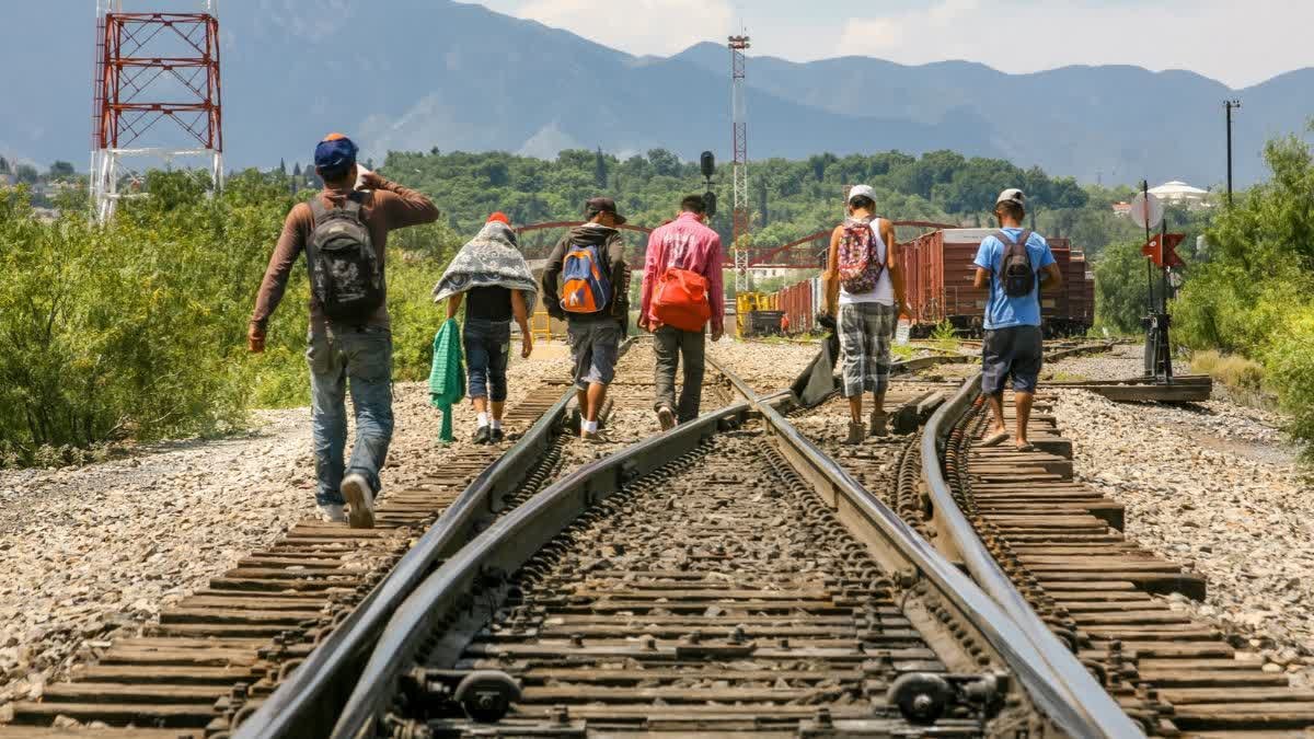 पलायन के लिए बदनाम सीधी का बकवा गांव अब लोककला से रच रहा इतिहास, 75% पलायन पर लगी रोक