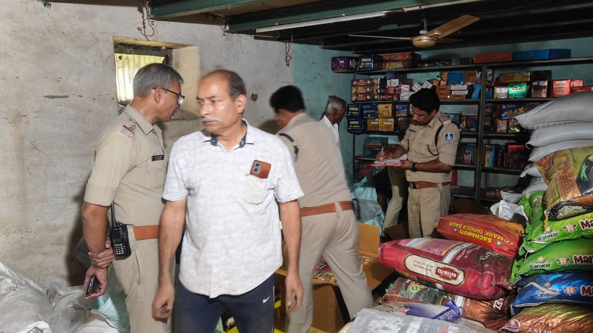 रन्हाई कला गांव में अवैध पटाखा भंडारण पर प्रशासन की बड़ी कार्रवाई, भारी मात्रा में पटाखे जब्त
