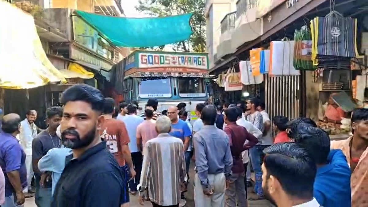रावटी में टला बड़ा हादसा, अनियंत्रित ट्रक दुकान में घुसा; बाल-बाल बचा व्यापारी का पूरा परिवार