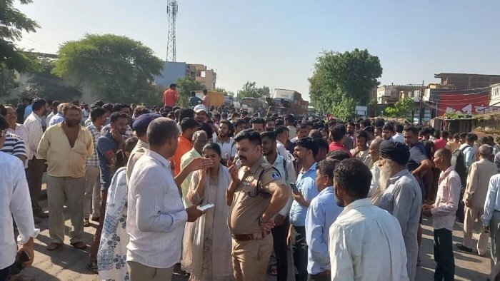पिटगारा तिराहे पर भीषण सड़क हादसा, स्पीड ब्रेकर और मुआवजे की मांग को लेकर ग्रामीणों का चक्काजाम