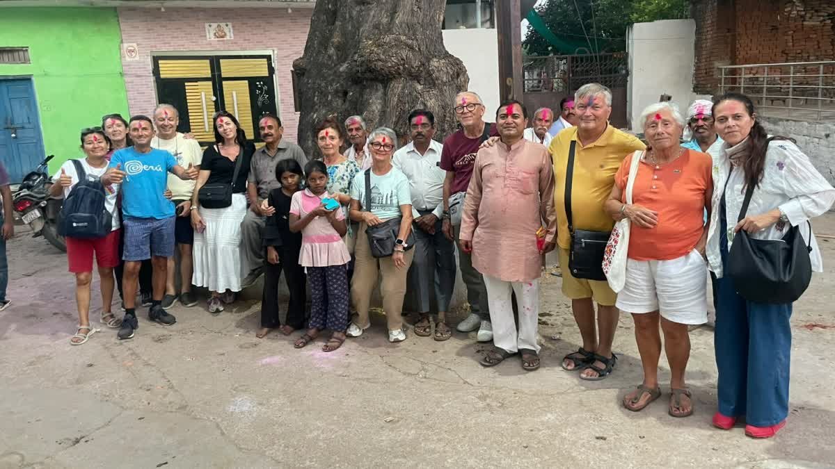 खजुराहो में छाया बुंदेली संस्कृति का जादू, इटली के पर्यटकों ने गलियों में 'राम-राम' कह मनाया दशहरा