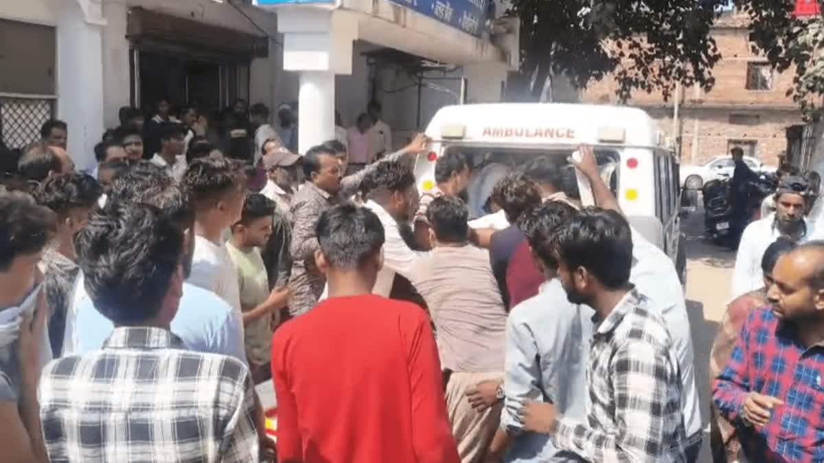 सागर-कानपुर हाईवे पर मातगुवां के पास भीषण सड़क हादसा, कार पेड़ से टकराने से 2 की मौत, 3 घायल
