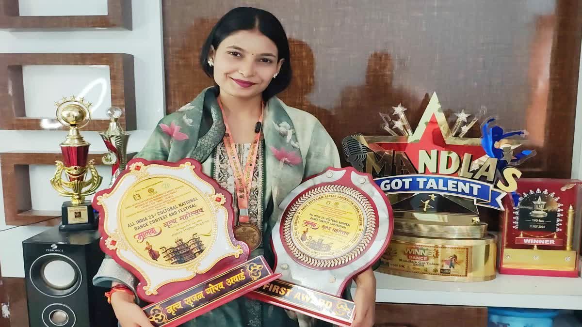 मंडला की बेटी सौम्या खरे ने इंदौर नृत्य प्रतियोगिता में 500 प्रतिभागियों को पछाड़कर हासिल किया पहला स्थान