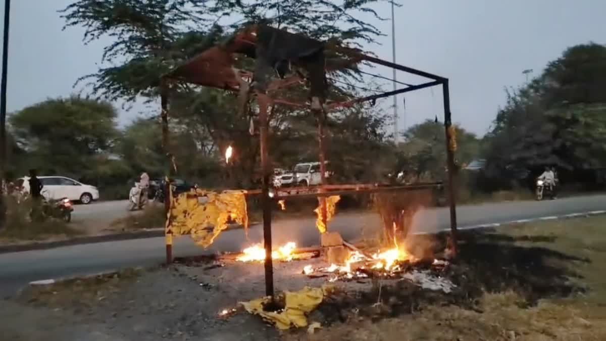 नीमच-महू हाईवे पर 4 किलोमीटर लंबा जाम, आरटीओ कर्मचारियों की मनमानी के खिलाफ भड़के ट्रक ड्राइवर्स