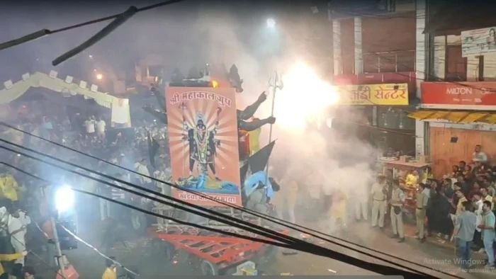 बॉम्बे बाजार में विसर्जन चल समारोह के दौरान आशा मार्केट में लगी आग, टला बड़ा हादसा