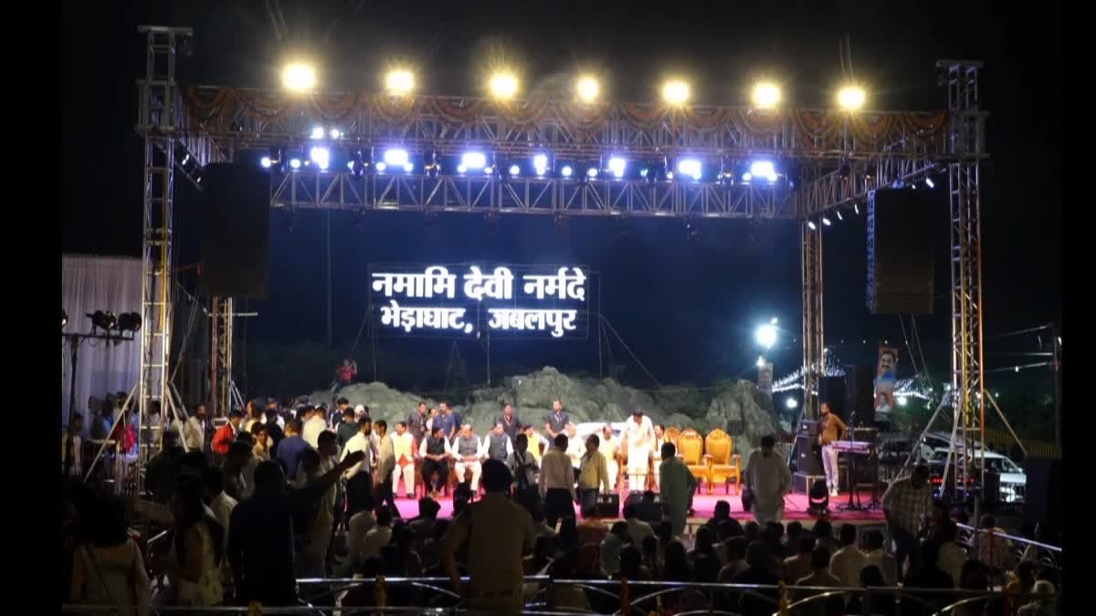 भेड़ाघाट में 21वें नर्मदा महोत्सव का भव्य आगाज, जसविंदर नरूला और सुनील लोधी की गायकी ने बांधा समां