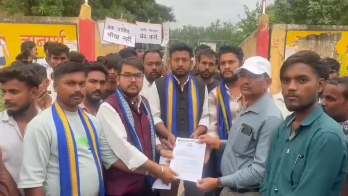 पीएम श्री स्कूल के नए प्राचार्य पर पदभार ग्रहण से पहले गंगाजल से 'शुद्धीकरण' का आरोप, मचा बवाल