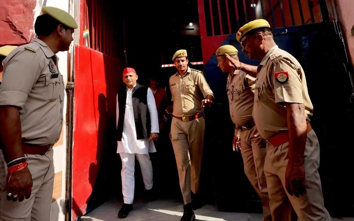 2027 चुनाव से पहले सपा प्रमुख का बड़ा दौरा, जिला जेल में आजम खान से की मुलाकात
