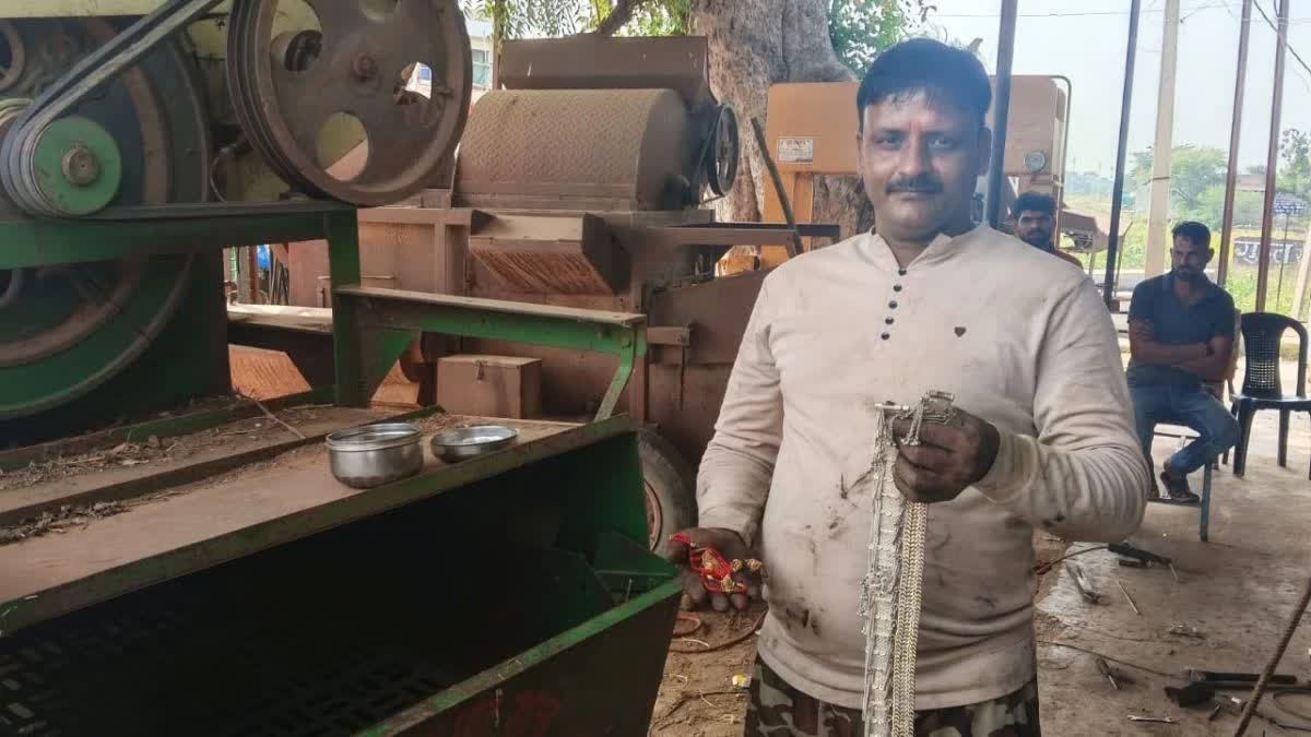 भौंती में मैकेनिक ने पेश की ईमानदारी की अनूठी मिसाल, थ्रेसर सुधारते वक्त मिले 4 लाख के जेवरात मालिक को लौटाए