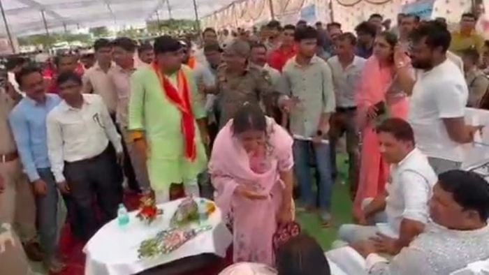 बकोड़ा में जनसंवाद के दौरान आपस में भिड़े भाजपा-कांग्रेस नेता, विधायक अनुभा मुंजारे ने जताया विरोध
