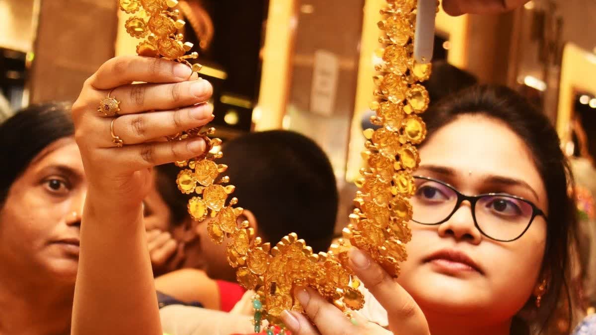 सोना ₹4000 और चांदी ₹5000 सस्ती, वैश्विक तनाव और श्राद्ध पक्ष के कारण बाजार में सन्नाटा