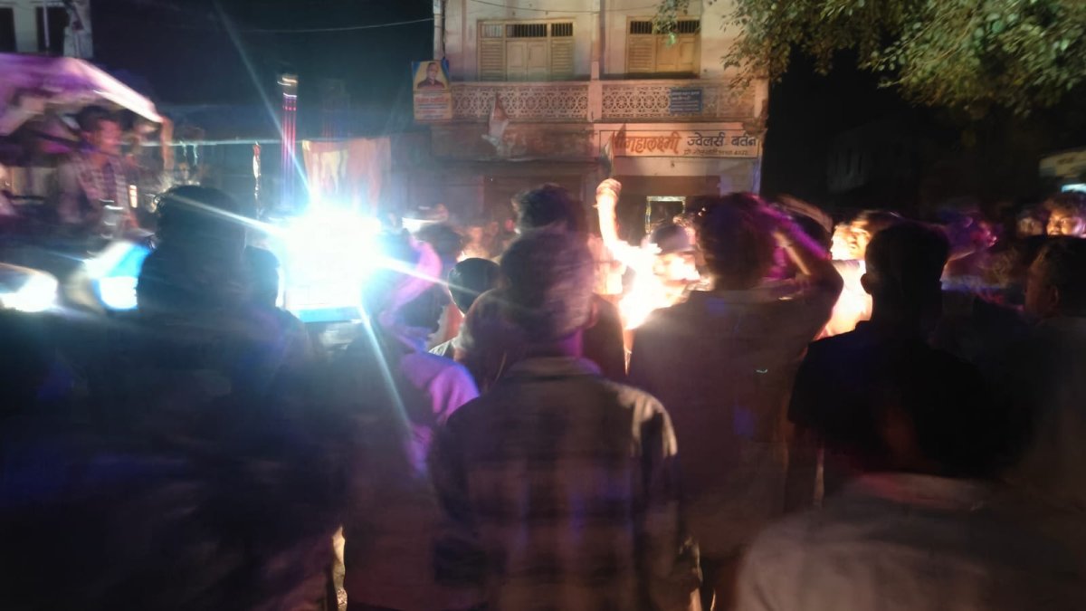 अघोषित बिजली कटौती से नाराज ऊन के ग्रामीणों ने खंडवा-बड़ौदा राष्ट्रीय राजमार्ग पर किया चक्काजाम