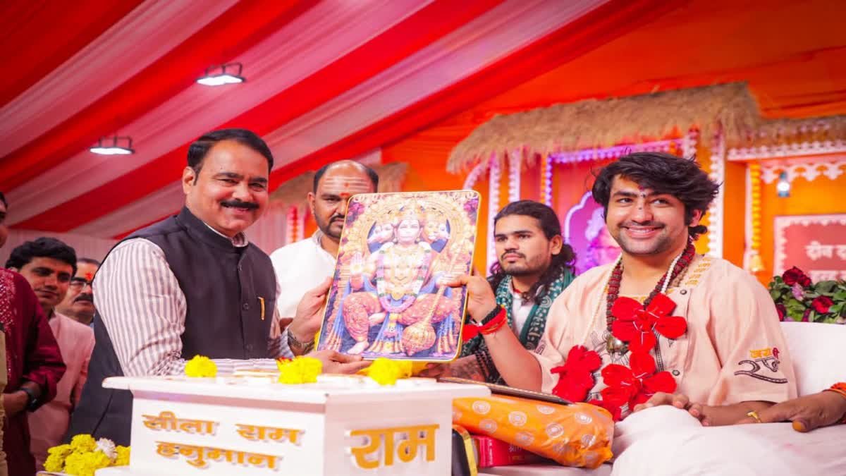 'समाजसेवी से केला लेने से बेहतर मरीज मर जाए', शिवपुरी राम कथा में धीरेंद्र शास्त्री का तंज