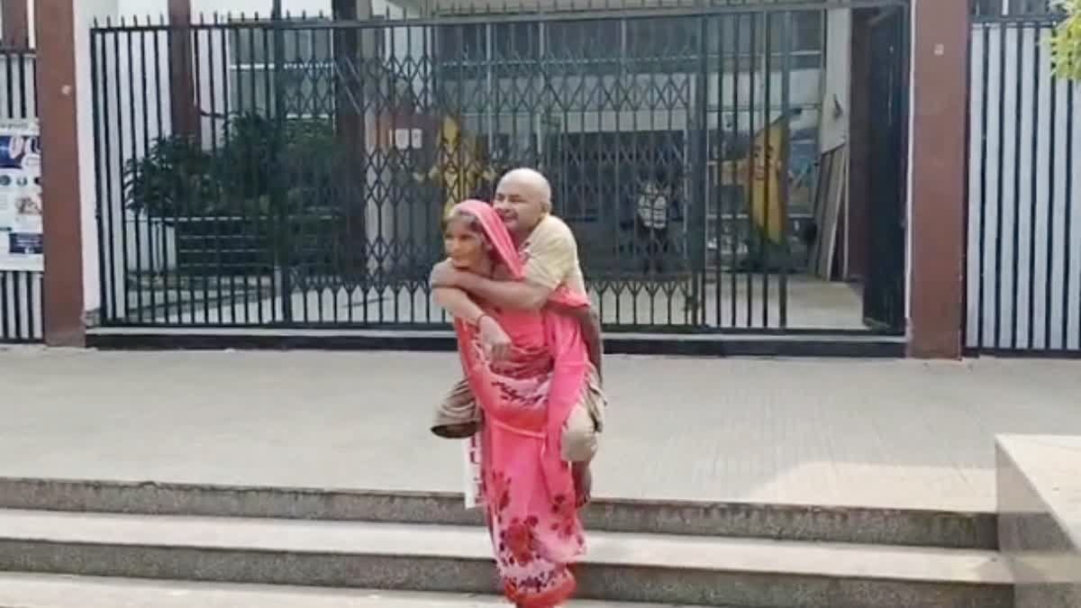 बुरहानपुर कलेक्ट्रेट में दिखा भावुक पल; 9 साल से दिव्यांग पति को पीठ पर ढो रही बुजुर्ग महिला, मांगी ट्राई-साइकिल और पेंशन