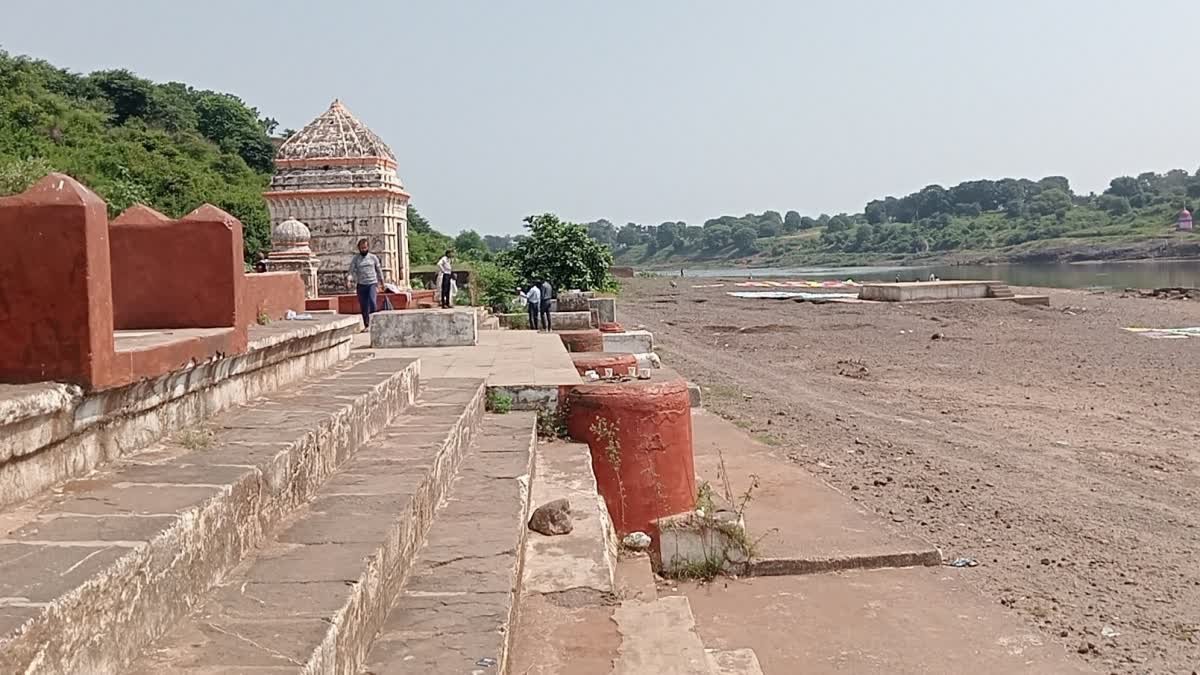 महात्मा गांधी के अस्थि विसर्जन वाले ताप्ती नदी के सतियारा घाट की हालत दयनीय, बदहाल पड़ा है स्मारक स्थल