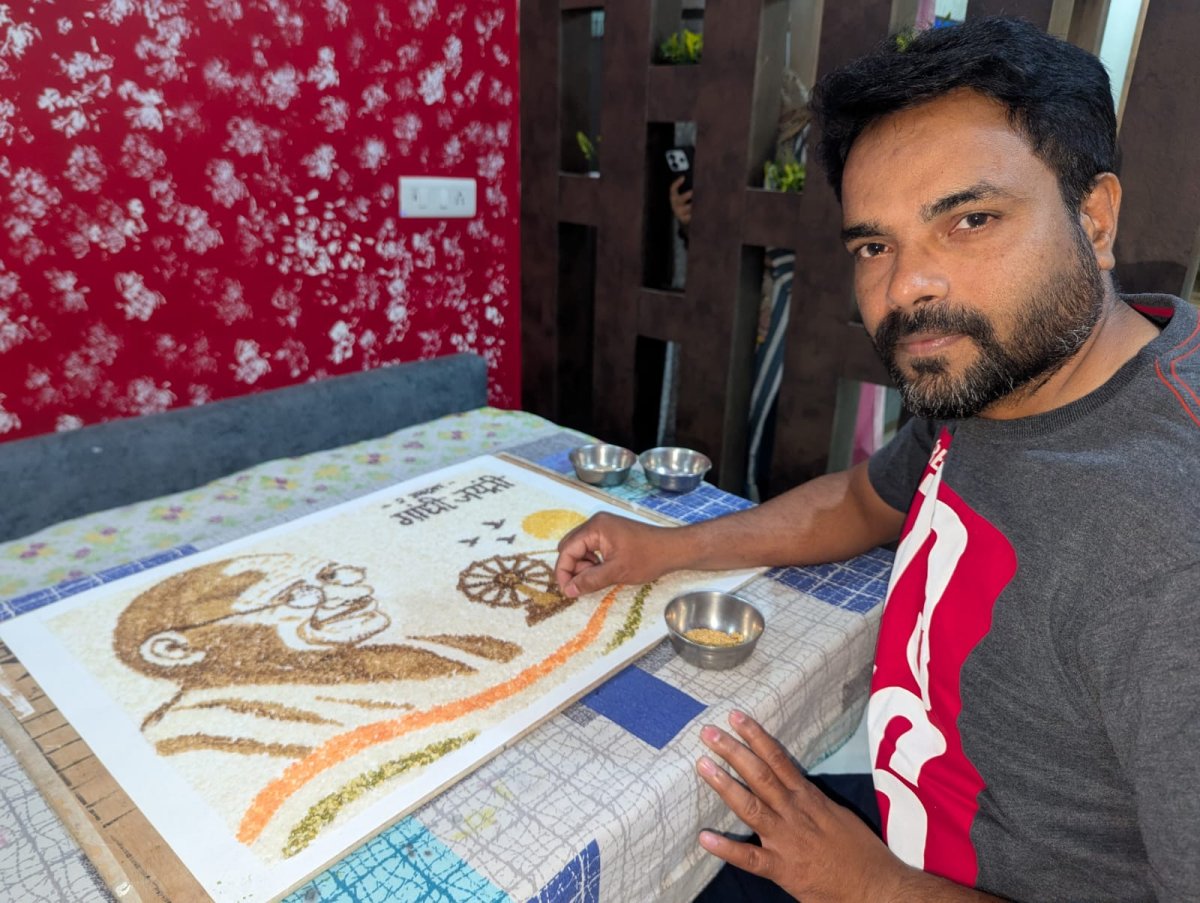 गांधी जयंती पर बैंककर्मी रवि अकोदिया ने अनाज के दानों से बनाई महात्मा गांधी की पोर्ट्रेट पेंटिंग