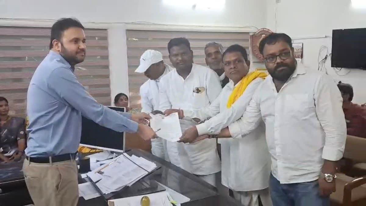 जिला पंचायत अध्यक्ष ने आईएएस सीईओ को थमाया शिकायत पत्र, 15 दिनों में आंदोलन की दी चेतावनी