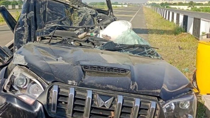 फ्लाइओवर निर्माण के चलते सर्विस रोड पर हादसा, कटर से गाड़ी काटकर निकाला गया शव