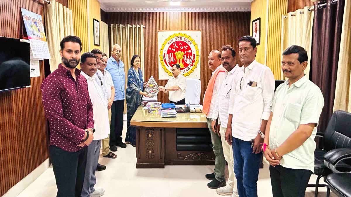 महापौर और एमआईसी सदस्यों ने नगर निगम आयुक्त राजकुमार खत्री के खिलाफ संभागायुक्त से की शिकायत