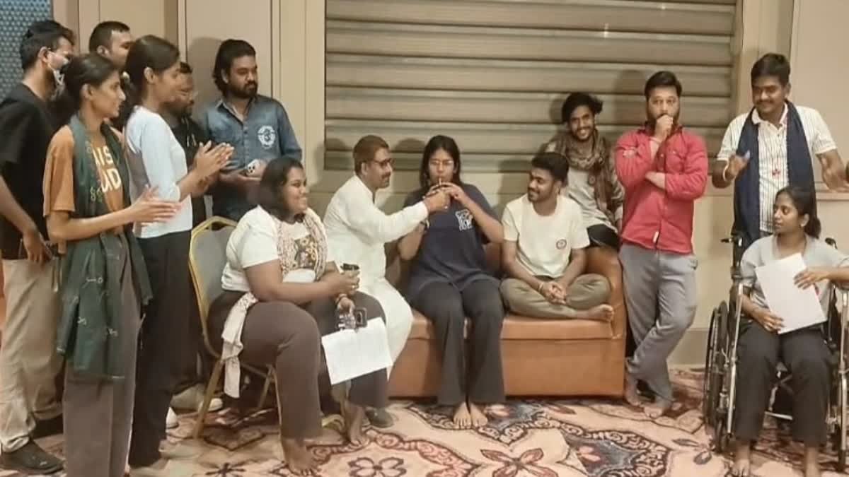 जंतर-मंतर प्रदर्शन में जा रहे पुणे के छात्रों को नर्मदापुरम पुलिस ने इटारसी में उतारा, 22 घंटे रखा डिटेन