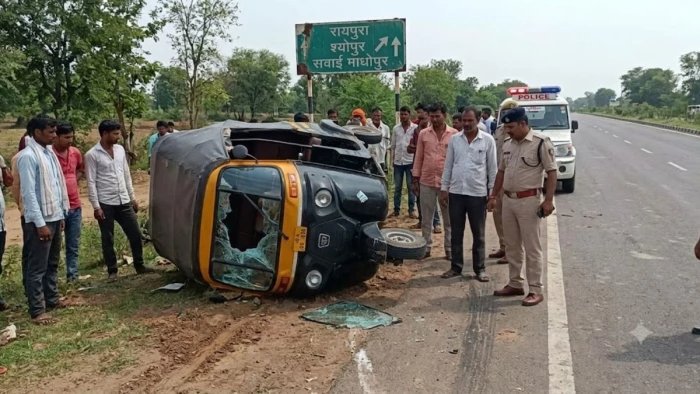 श्योपुर-सवाई माधोपुर हाईवे पर पलटा तेज रफ्तार ऑटो, युवक की मौत; पत्नी और बेटी घायल