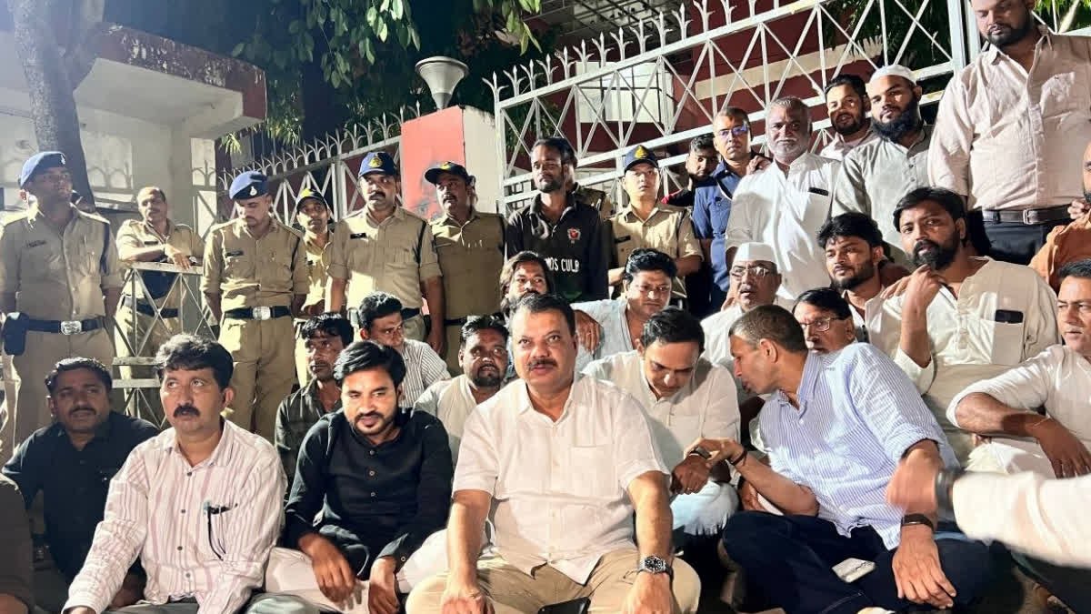 राहुल गांधी की गिरफ्तारी के विरोध में कांग्रेस कार्यकर्ताओं का प्रदर्शन, निर्वाचन आयोग दफ्तर के बाहर दिया धरना