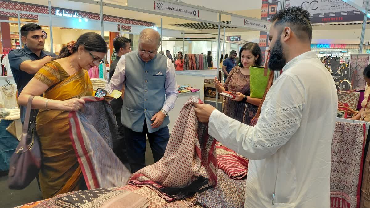 श्रीलंका में भारतीय उच्चायुक्त संतोष झा ने बाग प्रिंट को सराहा, पत्नी तनुजा झा ने खरीदीं पारंपरिक साड़ियां