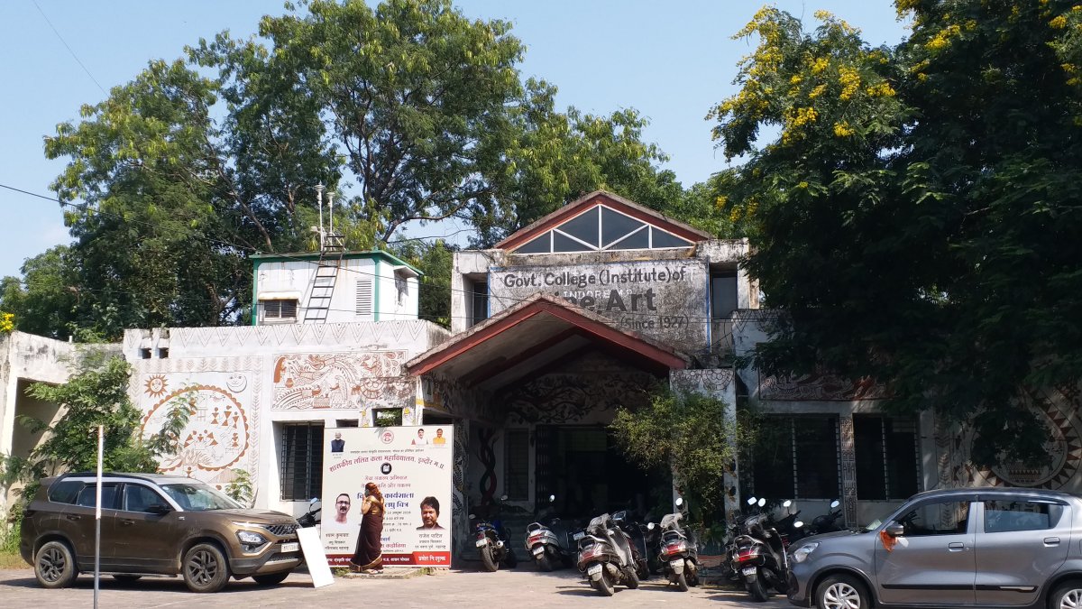 बदहाली के आंसुओं में डूबा इंदौर का ऐतिहासिक फाइन आर्ट कॉलेज, क्लासरूम में घूम रहे कुत्ते और चूहे
