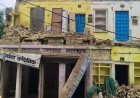 विजयपुर में भरभराकर गिरी जर्जर मकान की ऊपरी मंजिल, मलबे की चपेट में आई बाइक, टला बड़ा हादसा