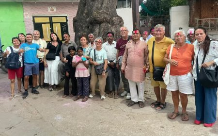 खजुराहो में छाया बुंदेली संस्कृति का जादू, इटली के पर्यटकों ने गलियों में 'राम-राम' कह मनाया दशहरा