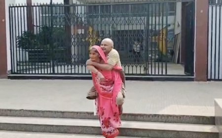 बुरहानपुर कलेक्ट्रेट में दिखा भावुक पल; 9 साल से दिव्यांग पति को पीठ पर ढो रही बुजुर्ग महिला, मांगी ट्राई-साइकिल और पेंशन
