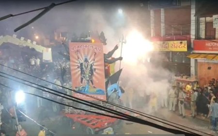 बॉम्बे बाजार में विसर्जन चल समारोह के दौरान आशा मार्केट में लगी आग, टला बड़ा हादसा