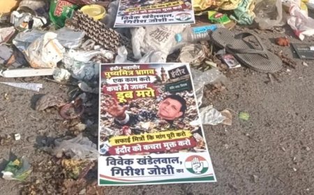 सफाई कर्मचारियों की लंबित मांगों को लेकर कांग्रेस का अनोखा प्रदर्शन, कचरे के ढेर के बीच लगाए महापौर के पोस्टर