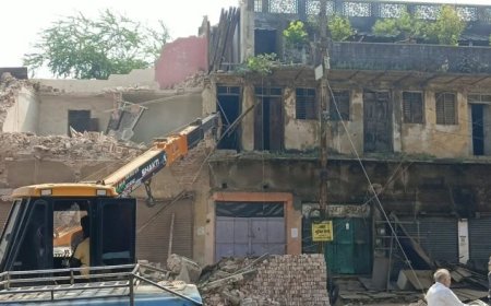 नगर निगम की बड़ी कार्रवाई, रंगनाथ नगर के बरगवा में जर्जर अग्रवाल बिल्डिंग को किया जा रहा जमींदोज