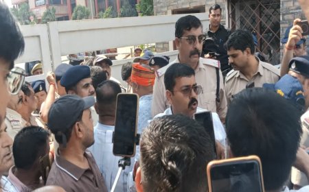 मोरवा के विस्थापितों का NCL मुख्यालय पर उग्र प्रदर्शन, सभी गेटों पर जड़ा ताला, 45 सूत्रीय मांगों को लेकर अनिश्चितकालीन हड़ताल
