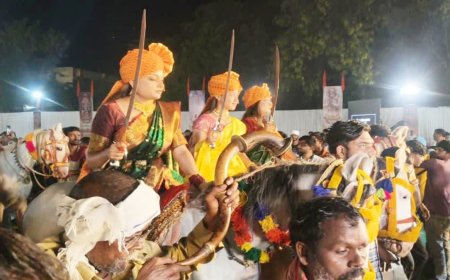 छतरपुर में श्रीराम सेवा समिति ने किया भव्य शस्त्र पूजन, महिलाओं ने दिखाए तलवारबाजी के करतब