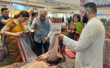 श्रीलंका में भारतीय उच्चायुक्त संतोष झा ने बाग प्रिंट को सराहा, पत्नी तनुजा झा ने खरीदीं पारंपरिक साड़ियां