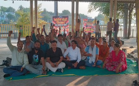 कोरोना योद्धाओं का भोपाल में फूटा गुस्सा, नीलम पार्क में धरने पर बैठे 4 हजार बेरोजगार स्वास्थ्यकर्मी