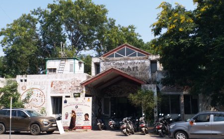 बदहाली के आंसुओं में डूबा इंदौर का ऐतिहासिक फाइन आर्ट कॉलेज, क्लासरूम में घूम रहे कुत्ते और चूहे
